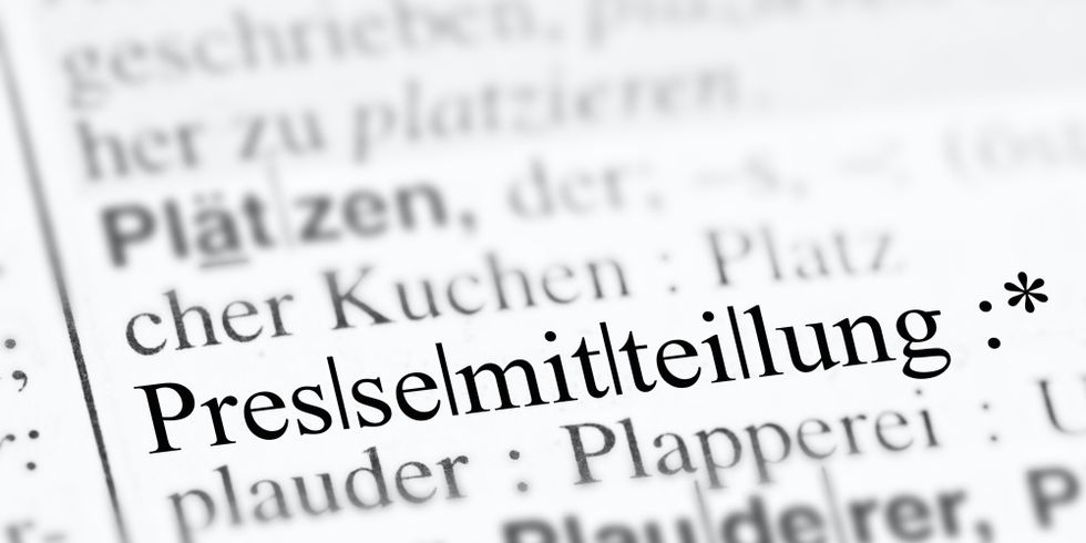 Ausschnitt eines Nachschlagewerks, wo der Fokus auf das Wort "Pressemitteilung" gelegt ist