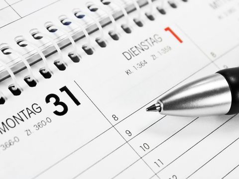 Tischkalender mit daraufliegendem Kugelschreiber