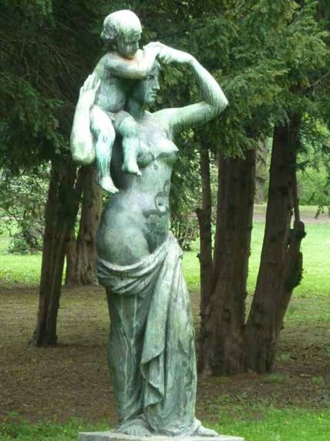 Seit 1976 steht am Parkeingang die Bronzeplastik „Mutter und Kind“ (1911) von Reinhold Felderhoff.