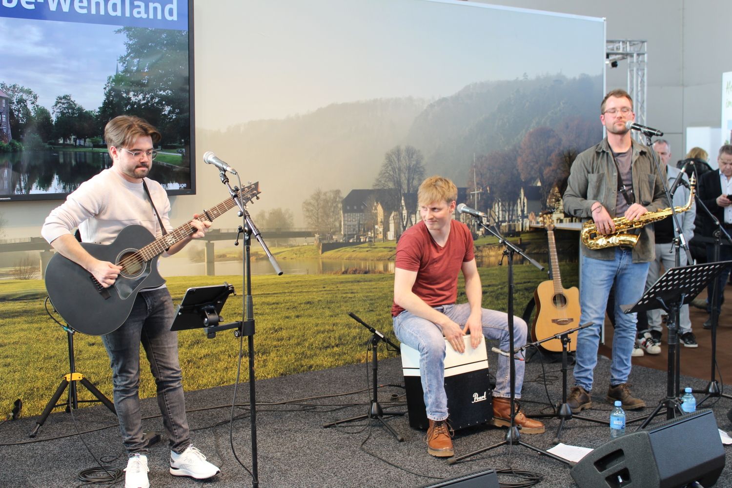 Heiße Rhythmen auf der Showbühne: Akustikband "Jambed"