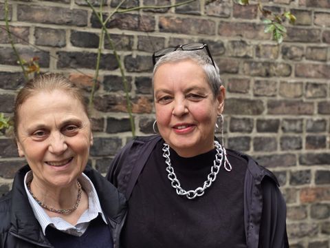 Neriman Kurt, Leiterin des Stadtteilzentrums und Monique Messikh-Müller, Geschäftsführerin des Kotti e.V. feiern 40 Jahre Familiengarten