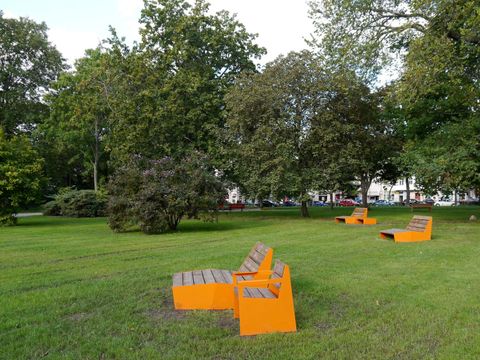Sonnenliegen im Lichtenberger Rathauspark