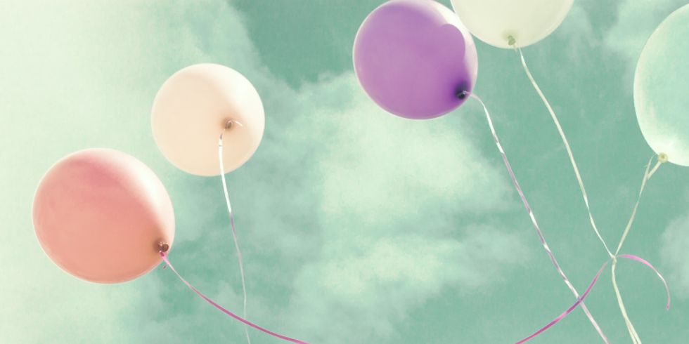 Bunten Luftballons steigen in den Himmel auf