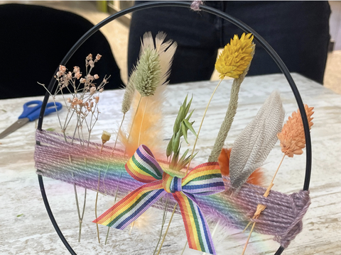 Workshop: Sommerblumendeko in Regenbogenfarben