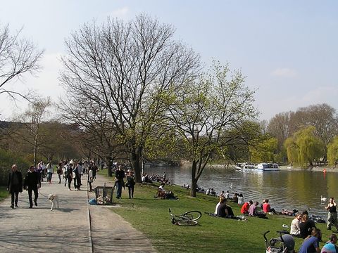 Urbanhafen, Uferweg am Landwehrkanalufer, Sept. 2020 (Bild: SWUP GmbH, Bearbeitung S.T.E.R.N. GmbH)