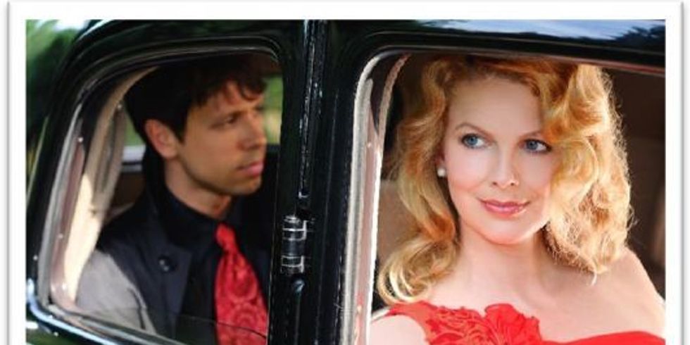 Ute Beckert (Gesang) und Maxim Shagaev (Bajan) in einem Oldtimer