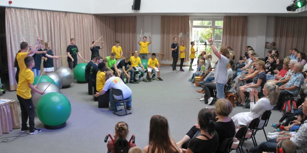 Pappelfest in der Aula der Schule am Pappelhof - Auftritt der Trommelgruppe