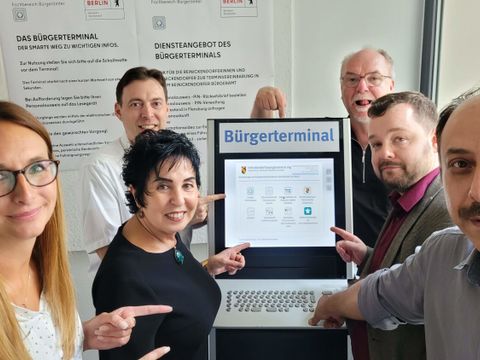 Bezirksbürgermeisterin Emine Demirbüken-Wegner (2.v.l. vorn) mit ihrem Team, das an der Einrichtung des Terminals beteiligt war. (Bild: BA Reinickendorf)