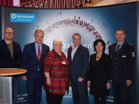 (v.l.n.r.): Wolfgang Wulf (Weisser Ring - Außenstelle Reinickendorf), Burkard Dregger (CDU-Fraktionschef im Abgeordnetenhaus), Sabine Hartwig (Landesvorsitzenden des Weissen Rings), Bezirksbürgermeister Frank Balzer, CDU-Abgeordnete Emine Demirbüken-Wegener und Polizeivizepräsident Marco Langner (Bild: BA Reinickendorf)