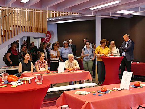 Gäste bei der Eröffnung der Kita Gudrunstraße im Foyer