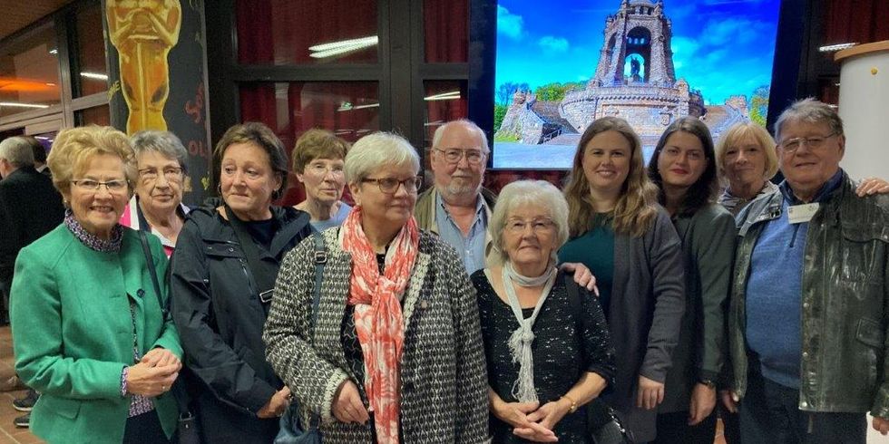 Mitglier*innen des Städtepartnerschaftsverein mit Bezirksbürgermeisterin Clara Herrmann beim Besuch in der Partnerstadt Porta Westfalica
