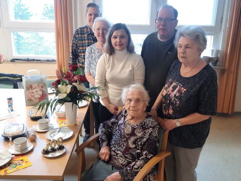 Margarete Koch im Kreise ihrer Gratulanten (Bild: BA Reinickendorf)
