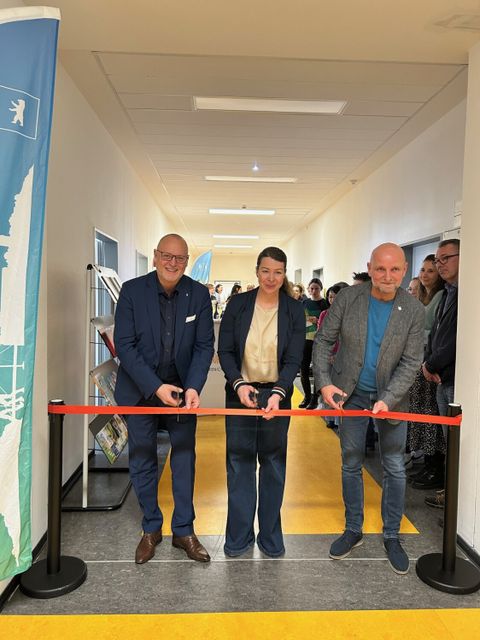 Eröffnung Familienservicebüro Treptow-Köpenick (v.l.n.r.: StS F. Liecke, Leiterin des Familienservicebüro K. Pohle, Bezirksstadtrat A. Grammelsdorff (Bild: BA TK)