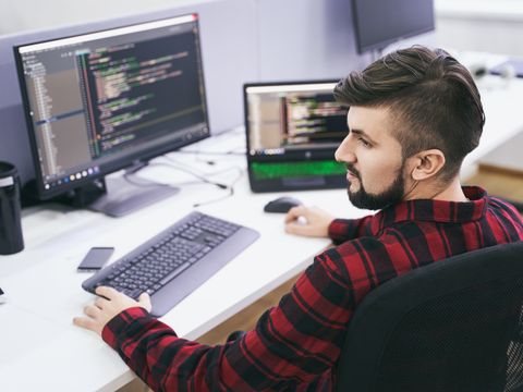 IT Fachkraft arbeitet am PC