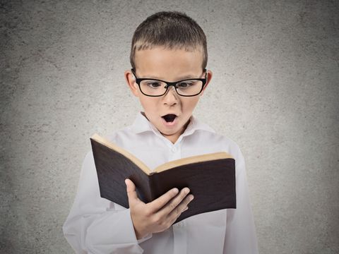 Überraschter Junge liest Buch