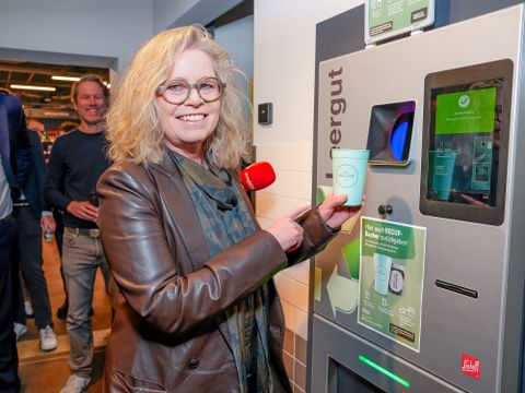 Umweltsenatorin Ute Bonde vor einem der neuen Pfandautomaten