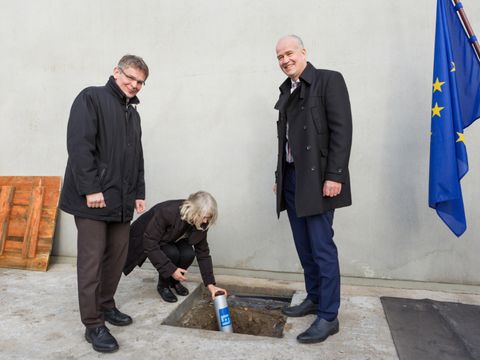 Polizeipräsident Klaus Kandt, Finanzstaatssekretärin Dr. Margaretha Sudhof und Sven Lemiss, Geschäftsführer der BIM Berliner Immobilienmanagement GmbH, bei der Grundsteinlegung für den Neubau der Landespolizeischule am 03.12.2015 (Bild: BIM GmbH/Felix Oberhage)
