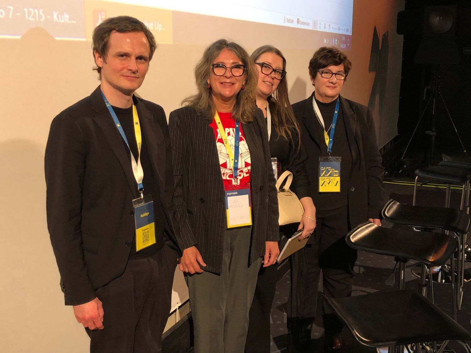 Im Kreise der Podiumsteilnehmer: Olga PIschel (Moderation), Vorstandsmitglied des Partnerschaftsvereins Steglitz-Zehlendorf e.V., 2.v.l.