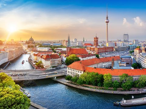 Panoramablick auf Zentral Berlin bei Sonnenuntergang