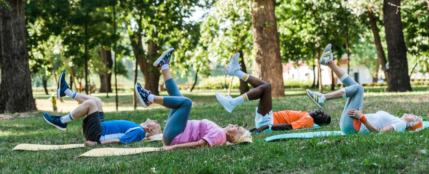 Senioren beim Training im Park