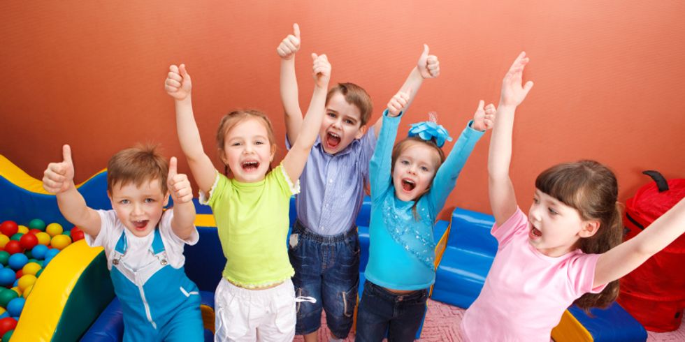 Kinder im Kindergarten freuen sich