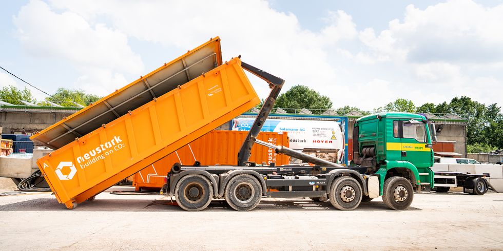 Angehobener Container