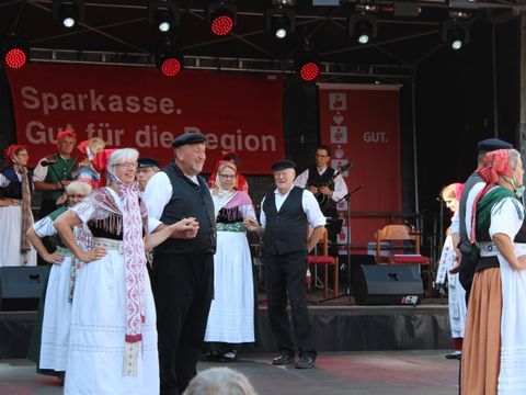 26. August 2023: Schaulaufen tpyischer Wendland-Trachten auf der Bühne des Lüchower Stadtfestes