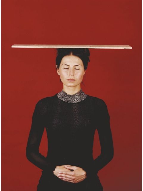 Katharina Mayer: „Tetjana mit Brett blind ohne“, aus der Serie „Servir et disparaître“, 2002, C-Print, Diasec, 125 x 90 cm (Bild: © Katharina Mayer, 2021)