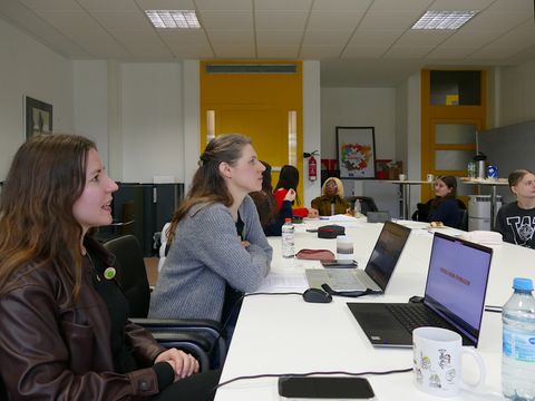 Agnieszka Sadlo u. Corinna Böwingloh vom Büro kre_ta leiten die hybride Beteiligung zum Schulhof des Thomas-Mann-Gymnasiums im Märkischen Viertel