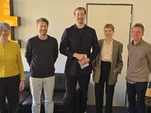 Karin Hirdina, Geschäftsführerin der ajb gmbH Berlin, Sebastian Bowe von der Beratungsstelle Soulspace, Bezirksstadtrat für Gesundheit Max Kindler, Alexandra Gelbstein, Leiterin der QPK, und Mario Schellong, Regionalleitung von ajb für Friedrichshain-Kreuzberg