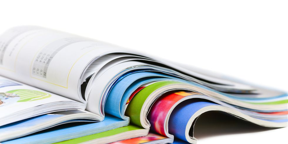 Fünf aufgeschlagene Zeitschriften