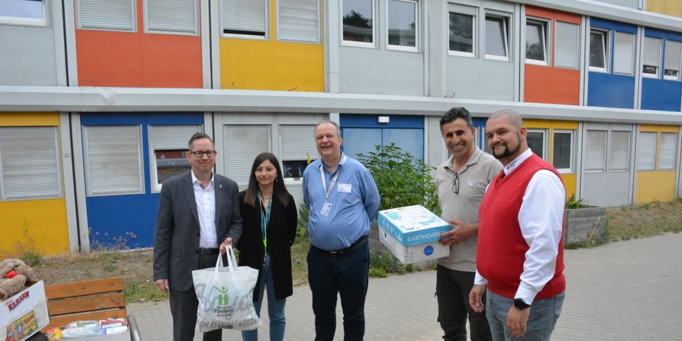 Bezirksbürgermeister Igel übergibt Sachspenden unserer Partnerstadt East Norriton Township (USA) an der Gemeinschaftsunterkunft in der Alfred-Randt-Straße