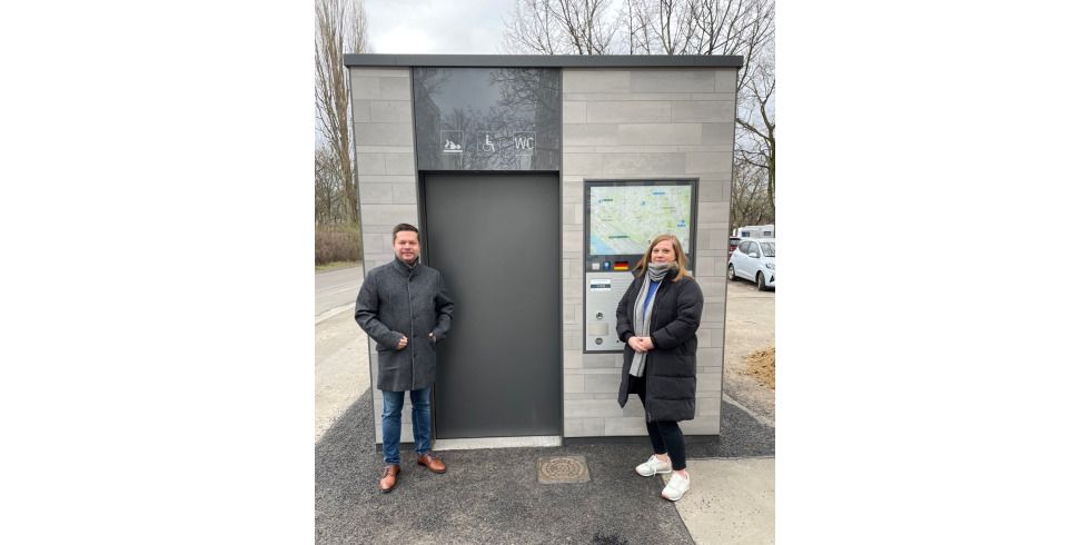 Martin Schaefer und Harriet Vahldieck am neuen WC in der Dolgenseestraße