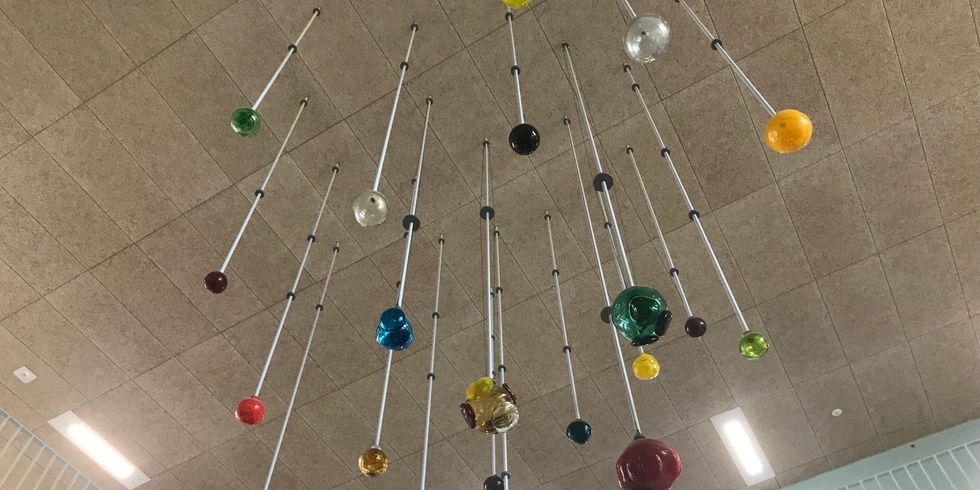 Schultreppenhaus mit Lichterkunst an Decke hängend