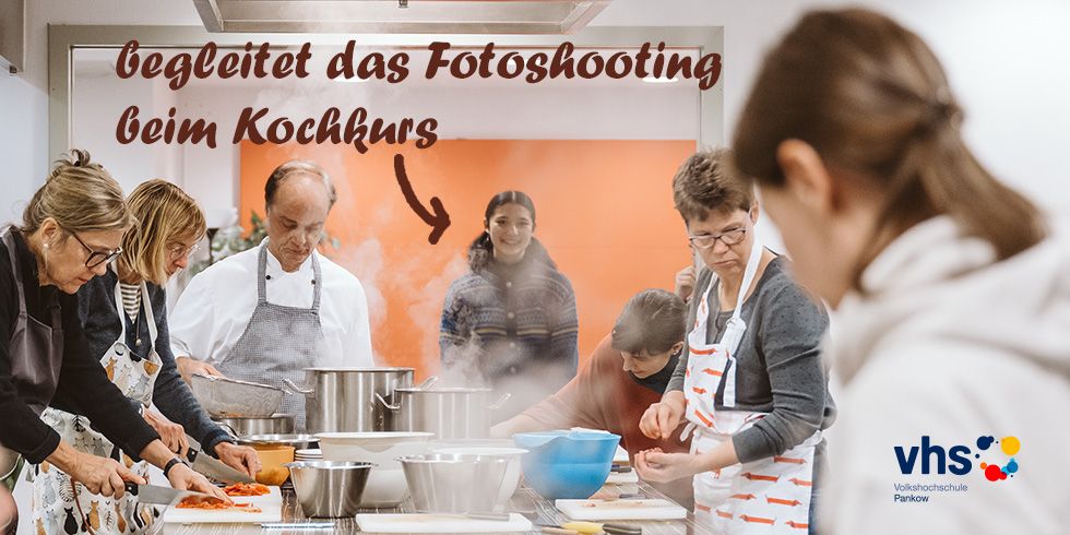 Junge Frau inmitten eines Kochkurses - Szene aus den Photoshooting