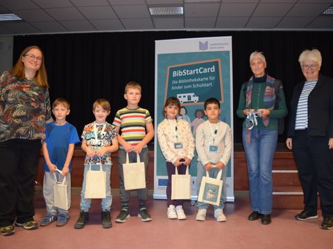 Übergabe der BibStartCard durch Bezirksbürgermeisterin Stefanie Remlinger an die Erstklässler*innen der Kurt-Tucholsky-Grundschule