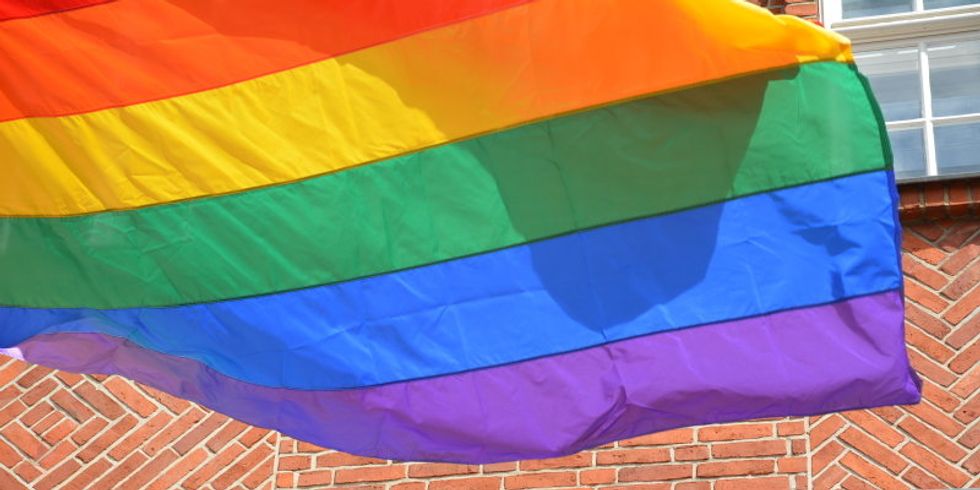 Regenbogenfahne vor dem Rathaus