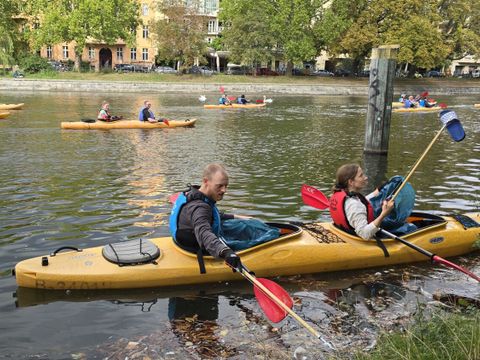 Mit Reinigungsaktionen - wie hier beim Clean Up am Lanwehrkanal - verfolgten zahlreiche Akteur*innen ein gemeinsames Ziel: mehr Sauberkeit, Hygiene und Lebensqualität im öffentlichen Raum