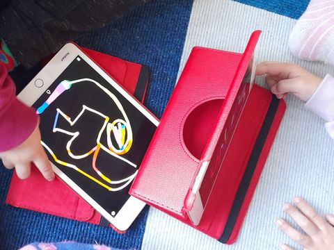 Kinderhände, die an Tablet arbeiten