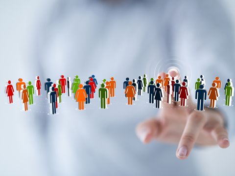 Finger tippt auf Illustration aus menschlichen Silhouetten, die gemeinsam ein Netzwerk bilden