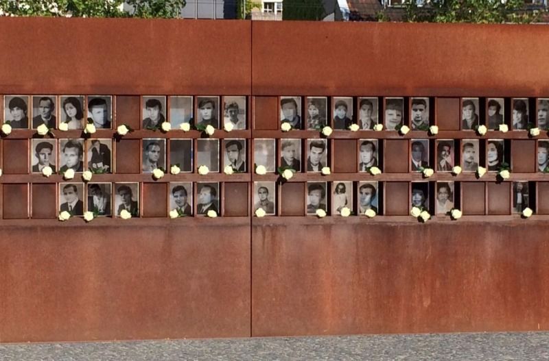 Zur Gedenkstätte gehört das „Fenster des Gedenkens“ (Bild: Stiftung Berliner Mauer, J. Hohmuth)