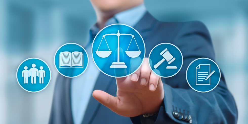 Mann berüht mit Hand Justizia Symbol