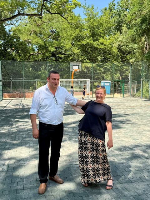 Bezirksstadtrat Urban Aykal und Bezirksstadträtin Carolina Böhm bei der Eröffnung des Spiel- und Bolzplatzes Bernkastler Platz (Bild: Bezirksamt Steglitz-Zehlendorf)