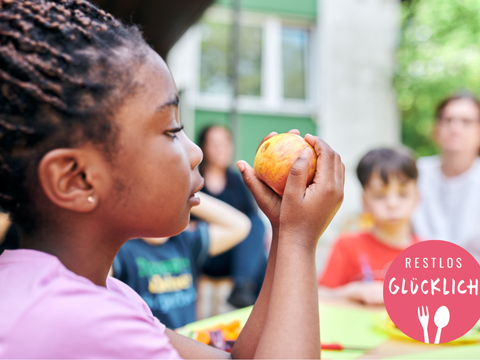 Mädchen hält Apfel in den Händen