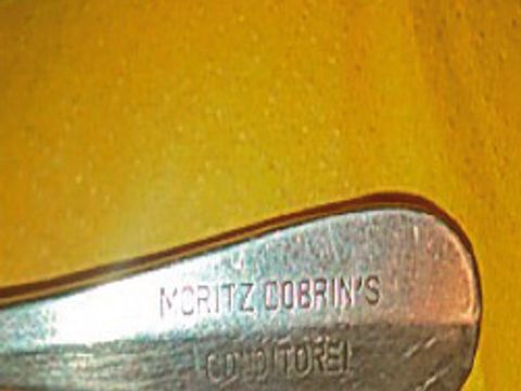 Der Löffel mit der Gravur „MORITZ DOBRIN’S CONDITOREI“ (Bild: Alexandra Scholz)