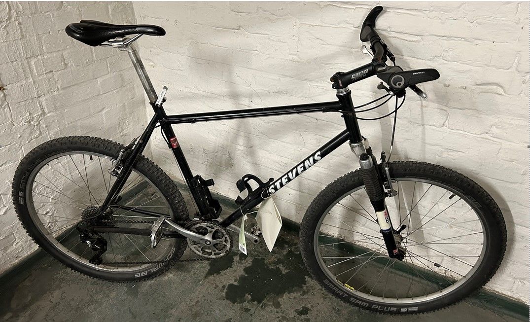 Schwarzes Herrenfahrrad
