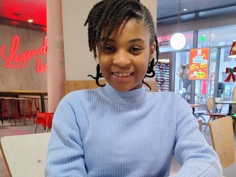 Portraitfoto von einem Kind, das in die Kamera lächelt