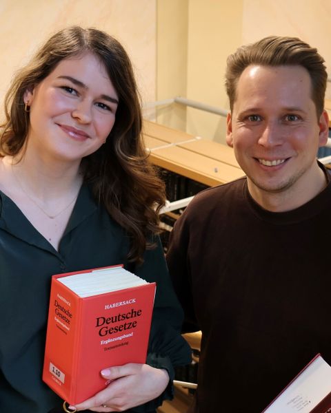 Zwei Mitarbeitende in der Rechtspflege in der Bibliothek