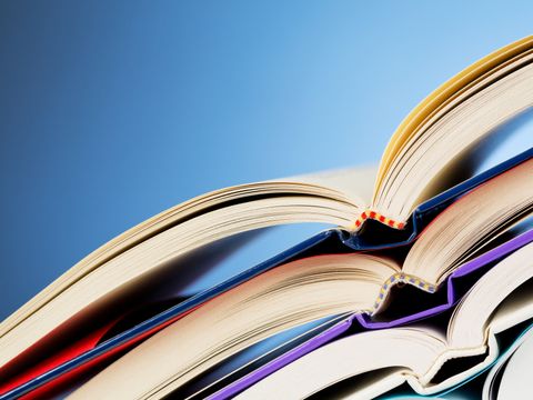 aufgeschlagene Bücher über einander gestapelt