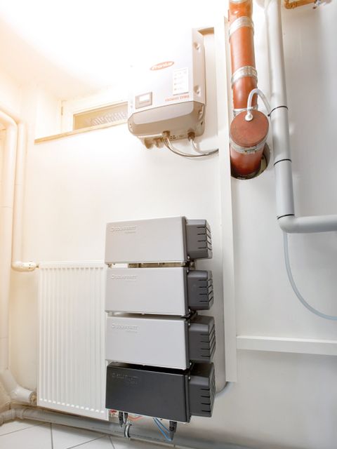 MyReserve von Solarwatt mit einem Command und drei Packs montiert an einer Wand.